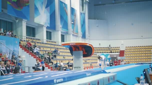 Kazan, Rusland - April 19, 2018: Russische Turnen kampioenschap-flexibele vrouwelijke turnster uitvoeren van een kluis — Stockvideo