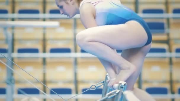 KAZAN, RUSIA - 19 DE ABRIL DE 2018: Campeonato de gimnasia de toda Rusia - Atleta mujer que actúa en barras irregulares — Vídeo de stock