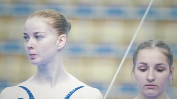 カザン、ロシア - 2018 年 4 月 19 日: 全ロシア体操選手権-コンテストの参加者は女性悲しい — ストック動画