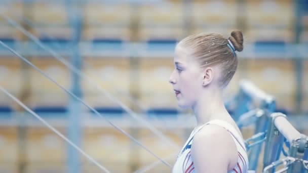 KAZAN, RUSSIA - APRIL 19, 2018: All-Russian gymnastics Championship - Female gymnast gjør seg klar for forestillingen – stockvideo