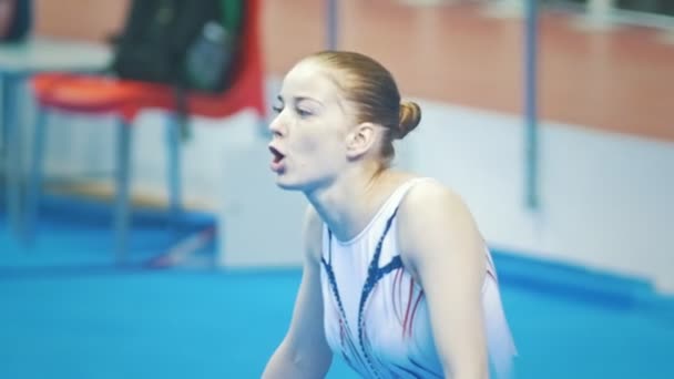 Kazan, Federacja Rosyjska - 19 kwietnia 2018: All-rosyjski gimnastyka Mistrzostwa-młodych gimnastyk wrzask kobieta na stadionie — Wideo stockowe