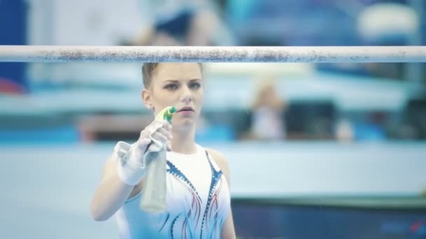 Kazan, Rusko - 19. dubna 2018: All-ruské gymnastiky mistrovství mladá žena gymnastka s vodním postřikem — Stock video