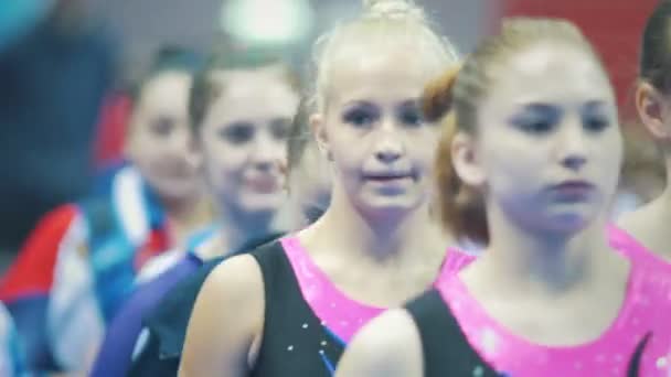 KAZAN, RUSIA - 19 DE ABRIL DE 2018: Campeonato de Gimnasia de toda Rusia - Jóvenes gimnastas femeninas en el desfile — Vídeos de Stock