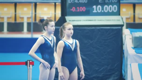 KAZAN, RUSIA - 19 DE ABRIL DE 2018: Campeonato de Gimnasia de toda Rusia - Dos jóvenes gimnastas animan a la participante — Vídeos de Stock