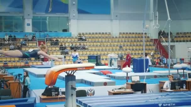 KAZAN, RUSIA - 19 DE ABRIL DE 2018: Campeonato de gimnasia de toda Rusia - Mujer joven flexible realiza una bóveda — Vídeos de Stock