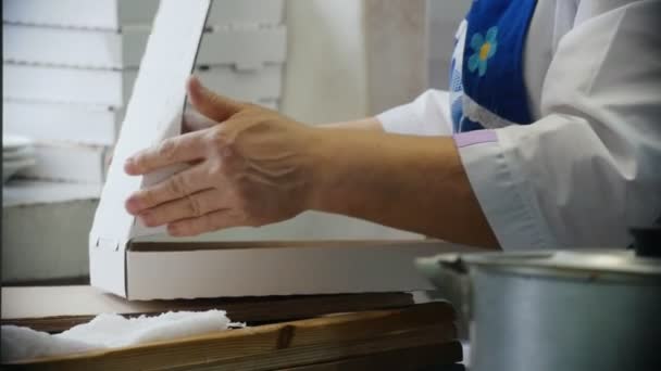 Ženské ruce uzavření krabice na pizzu v kuchyni — Stock video