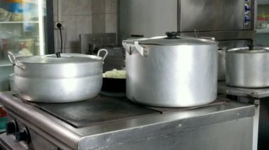 Elektrikli soba kaynatın su tencerede yemek pişirmek için