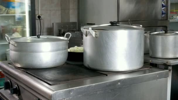 No fogão elétrico ferver água na panela para cozinhar — Vídeo de Stock