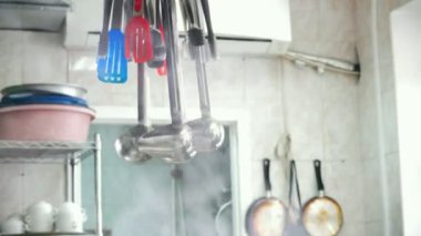 Tutucu bir çift Restoran mutfak at asılı mutfak eşyaları