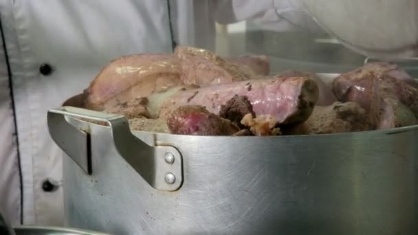 Carne de res hirviendo en sartén para sopa o guiso en la cocina — Vídeos de Stock