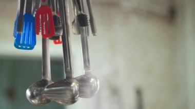 Mutfak eşyaları ve tutucu bir buhar içinde asılı kevgir