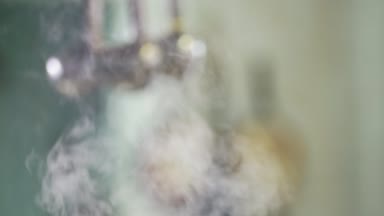 Mutfak eşyaları ve tutucu bir çift asılı kevgir