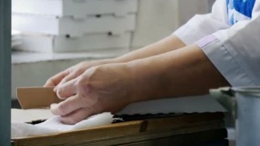 Mutfakta pizza kutusunu kapatmadan eller