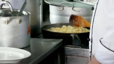 Bitkisel yağ mutfakta tavada doğranmış soğan kızarmış