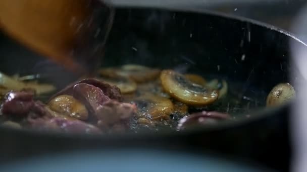 Funghi fritti e carne in padella, slow-motion — Video Stock