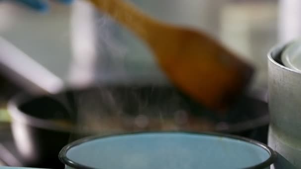 Champignons hachés et viande frite dans de l'huile végétale dans la poêle 