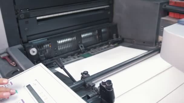 Machine à imprimer en cours de travail dans l'imprimerie 