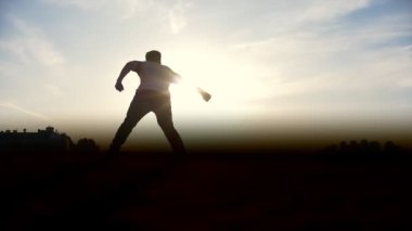 Genç adam açık havada günbatımı performans gösteren akrobatik öğeleri