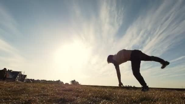 Genç adam açık havada mücadele eğitim yaparken silüeti — Stok video