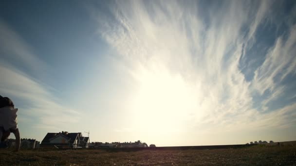 Adam egzersiz günbatımı üzerinde açık havada silüeti — Stok video