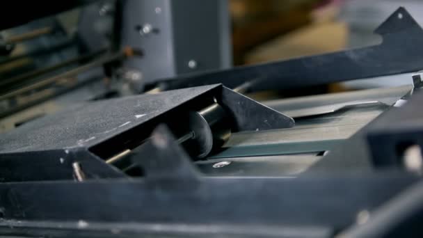 Druk op werken in de typografie drukmachines — Stockvideo