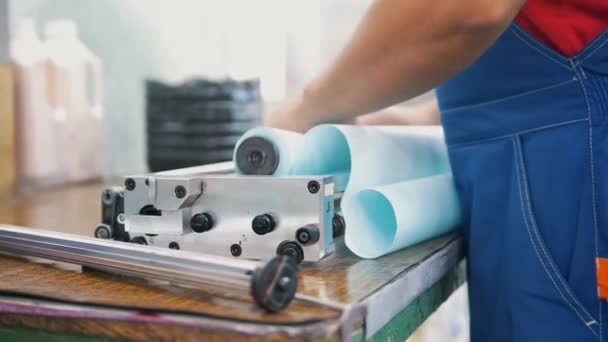 Руки рабочего в типографии заполняют бумажный рулон — стоковое видео