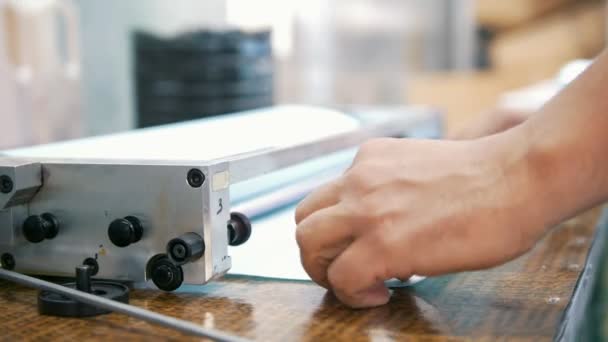 Руки рабочего в типографии наполняют оборудование жидкостью — стоковое видео