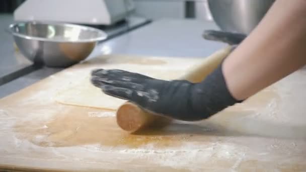 Vrouw baker bereidt deeg voor de appeltaart in commerciële keuken — Stockvideo