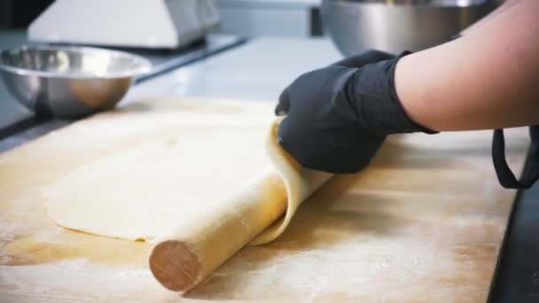 Жінка пекар готує тісто для яблучного пирога на комерційній кухні — стокове відео