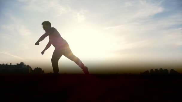 Uomo Parkour maglione più tricker esegue incredibili salti mortali, silhouette — Video Stock