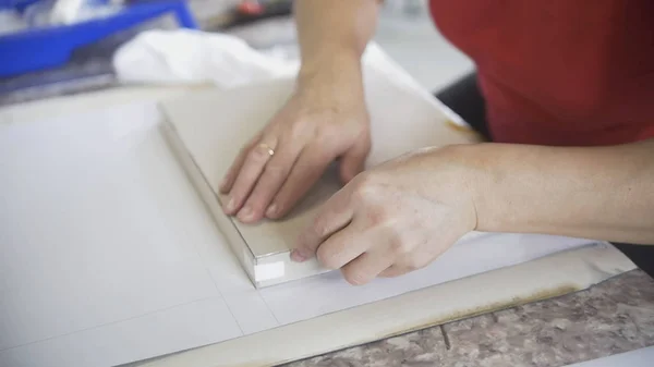 Mãos de trabalhadora papel de embalagem na tipografia — Fotografia de Stock
