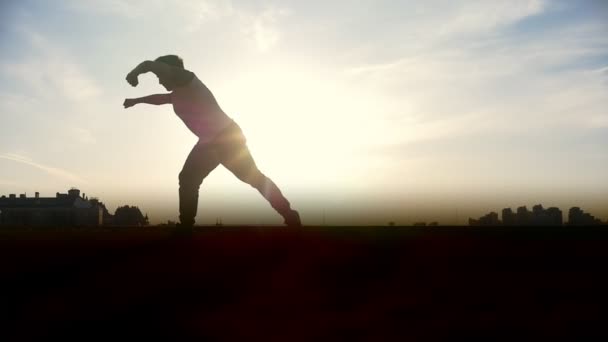 Parkour tricker jumper yapar şaşırtıcı döndürür, siluet — Stok video