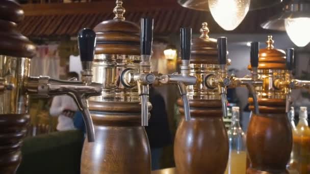Grifos de cerveza en el bar en el restaurante - dolly shot — Vídeos de Stock