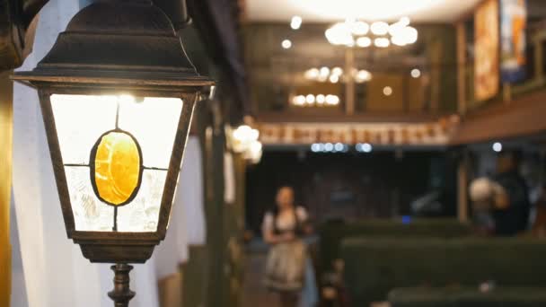 Garçom mulher jovem no restaurante cerveja trazer menu para o cliente — Vídeo de Stock