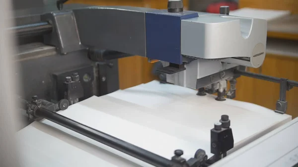 Виробництво прес-друкарського обладнання в типографії — стокове фото