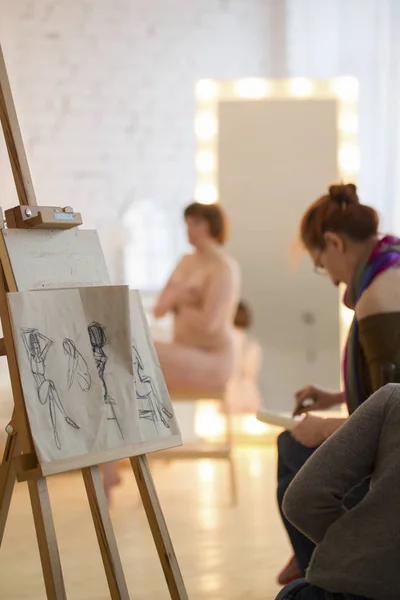 Artistas dibujando un modelo desnudo en clase de dibujo —  Fotos de Stock