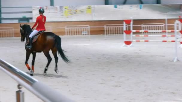 КАЗАН, РОССИЯ - 25 апреля 2018 года: Чемпионат Европы по конному спорту - Конная гонщица на жеребце на соревнованиях по конкуру на песчаной арене — стоковое видео