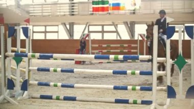 Kazan, Rusya - 25 Nisan 2018: Binicilik Şampiyonası - ata engel gerçekleştiren genç erkek binici