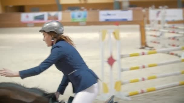 KAZAN, RUSSIA - 25 APRILE 2018: Campionato equestre - Giovane donna che cavalca il suo stallone sull'assedio sabbioso — Video Stock