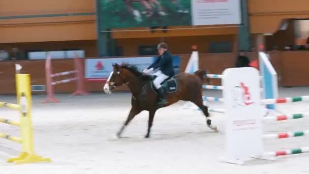 KAZAN, RUSSIA - 25 APRILE 2018: Campionato equestre - Giovane che corre a cavallo sull'ostacolo — Video Stock