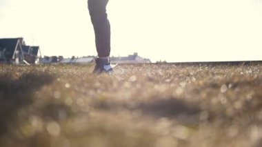 Genç erkek Parkour tricker jumper eğitim güneşin önünde önce ısınma yapıyor