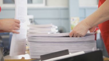 Kadın işçilerin elleri baskılı baskı koydu