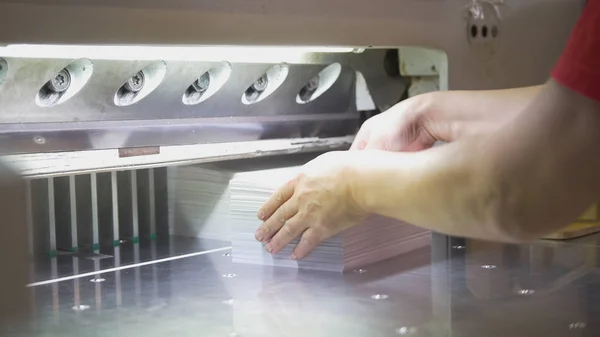 Kadın işçi kağıt yığınını tipografi gözlenmektedir.