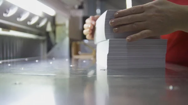 Tipografía - pila de papel cerca de la máquina de corte — Foto de Stock