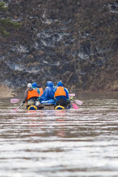 Grupo de pessoas nos catamarãs infláveis rafting no rio — Fotografia de Stock