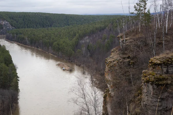 La colline d'une montagne entourée au-dessus de la rivière — Photo