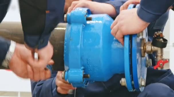 Handen van mannelijke werknemers zijn waterleidingen op watervoorziening — Stockvideo