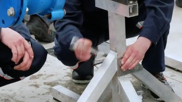 Pracovníci v instalaci práce kovových konstrukce — Stock video