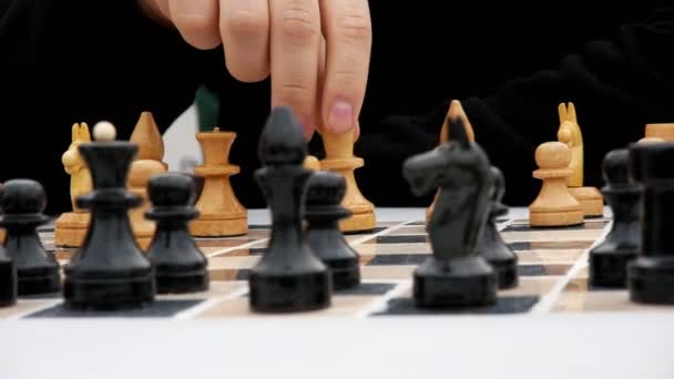 Мужские руки делают ход на шахматной доске — стоковое видео