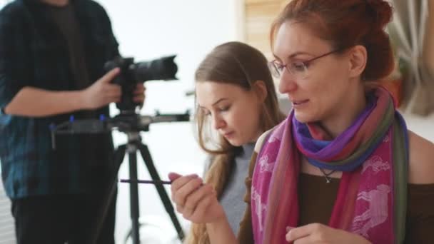 Videographer βλαστοί τους καλλιτέχνες κάμερα στο στούντιο — Αρχείο Βίντεο